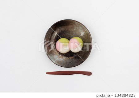 三色団子 日本の和菓子 白背景 三色団子 日本の和菓子 白背景 134884825