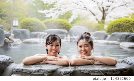 露天風呂でリラックスする20代女性の温泉旅 134885660