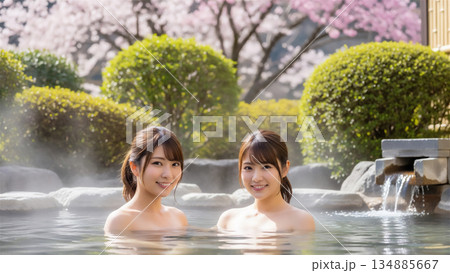 露天風呂でリラックスする若い女性の温泉旅 露天風呂でリラックスする若い女性の温泉旅 134885667