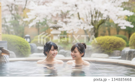 露天風呂でリラックスする若い女性の温泉旅 134885668