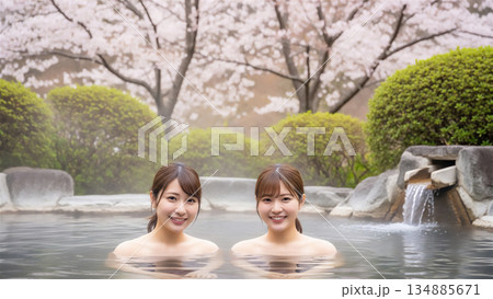 露天風呂でリラックスする若い女性の温泉旅 134885671