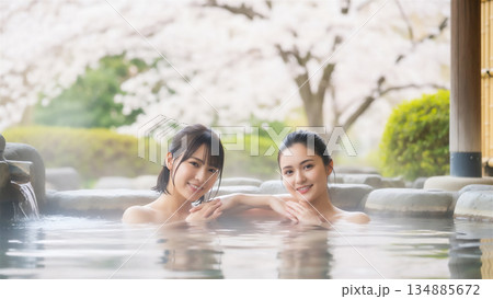 露天風呂でリラックスする若い女性の温泉旅 134885672