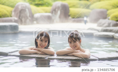 露天風呂でリラックスする女性の温泉旅 134885706