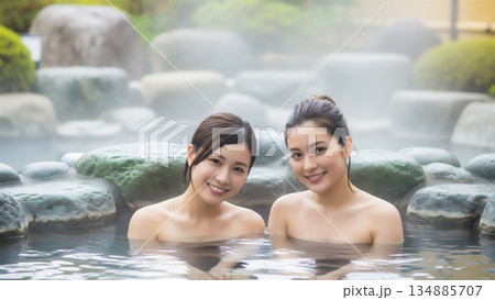 露天風呂でリラックスする女性の温泉旅 露天風呂でリラックスする女性の温泉旅 134885707