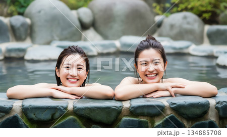露天風呂でリラックスする女性の温泉旅 134885708