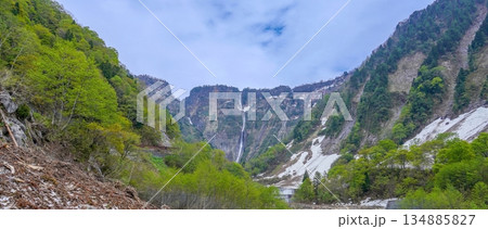 立山連峰から流れ落ちるハンノキ滝などの絶景 134885827