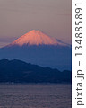 静岡 清水 三保真崎海岸で年の瀬の陽が落ち始めている時に見た雪化粧している富士山 静岡 清水 三保真崎海岸で年の瀬の陽が落ち始めている時に見た雪化粧している富士山 134885891