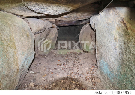 福岡県吉富町の天仲寺公園にある円墳天仲寺古墳の石室 福岡県吉富町の天仲寺公園にある円墳天仲寺古墳の石室 134885959