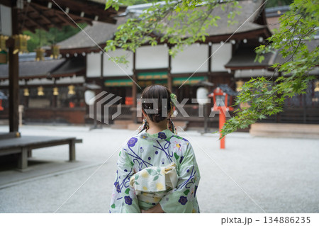河合神社の歴史的建築と浴衣姿の女性。京都市、京都府、日本 河合神社の歴史的建築と浴衣姿の女性。京都市、京都府、日本 134886235