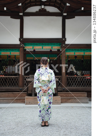 河合神社の歴史的建築と浴衣姿の女性。京都市、京都府、日本 河合神社の歴史的建築と浴衣姿の女性。京都市、京都府、日本 134886237