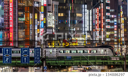 新宿大ガードの夜景と通過する列車 新宿大ガードの夜景と通過する列車 134886297