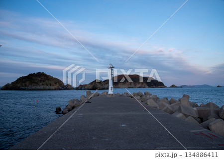 海辺に立つ灯台の風景 134886411