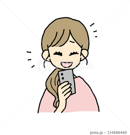 スマホを見て笑う女性イラスト スマホを見て笑う女性イラスト 134886489