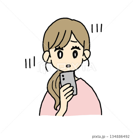 スマホを見て不安になる女性 134886492