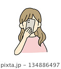 スマホで顔を隠す女性イラスト 134886497