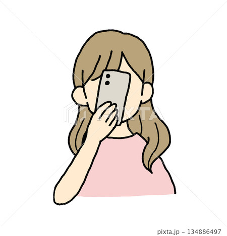 スマホで顔を隠す女性イラスト 134886497