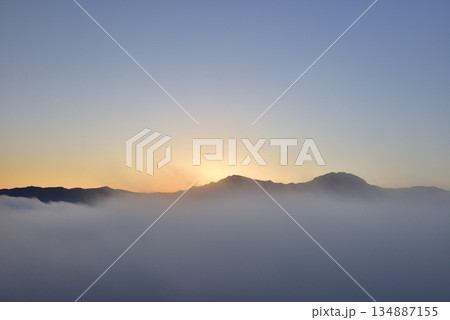 浦佐・ヤゴ平林道東屋からの魚沼盆地の雲海 134887155