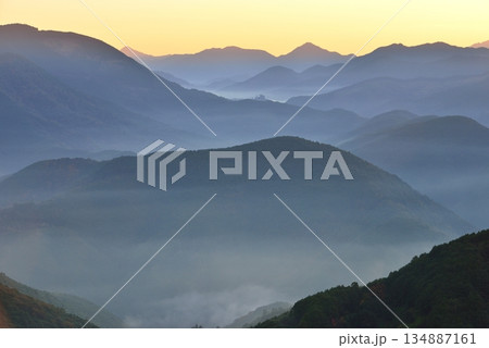 潮見峠からの中辺路(熊野古道)の雲海(霧) 潮見峠からの中辺路(熊野古道)の雲海(霧) 134887161