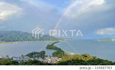 砂州と海に伸びる虹の風景 晴天の観光・旅行向け自然背景 砂州と海に伸びる虹の風景 晴天の観光・旅行向け自然背景 134887763