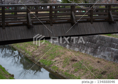 木製の橋と小川 134888046