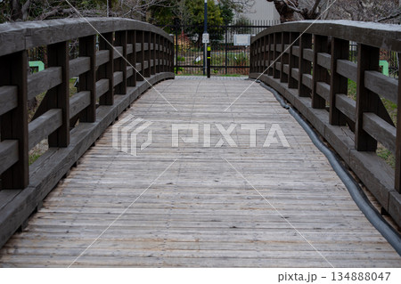 木製橋の風景 134888047