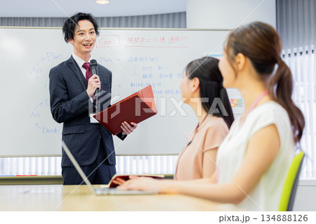 会議をするビジネスパーソン 134888126