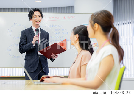 会議をするビジネスパーソン 会議をするビジネスパーソン 134888128
