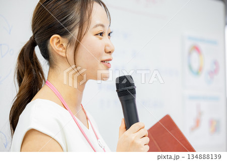 プレゼンをするビジネスウーマン 134888139