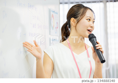 プレゼンをするビジネスウーマン 134888140