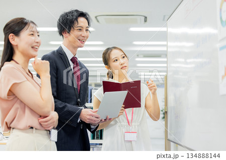 オフィスで働く会社員 134888144