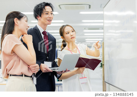 オフィスで働く会社員 134888145