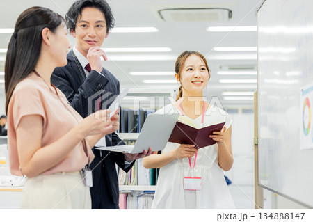 オフィスで働く会社員 134888147