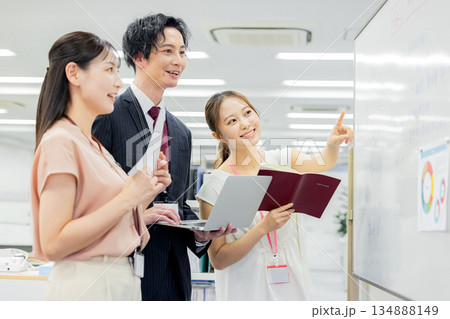 オフィスで働く会社員 134888149