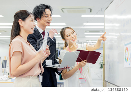 オフィスで働く会社員 134888150