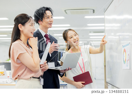 オフィスで働く会社員 134888151