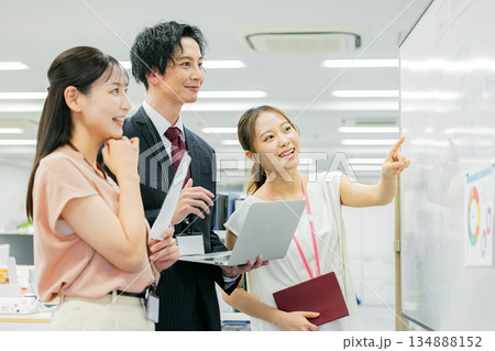 オフィスで働く会社員 134888152