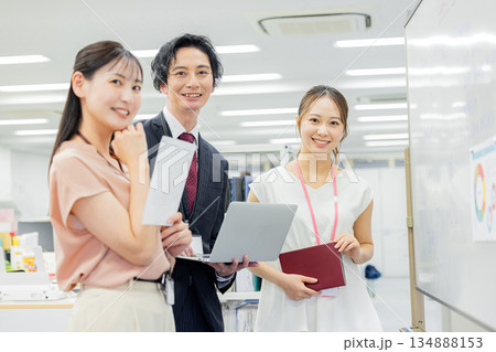 オフィスで働く会社員 134888153