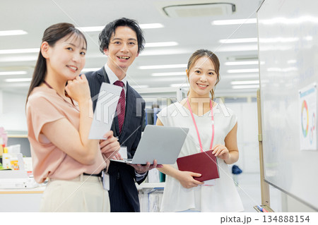 オフィスで働く会社員 134888154