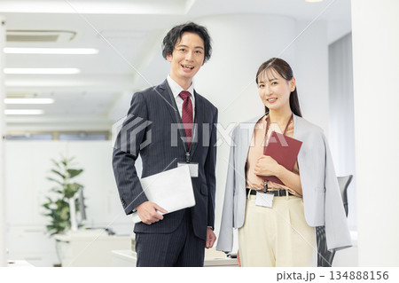 オフィス　男女 134888156