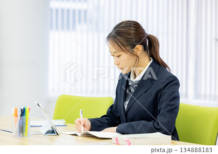 女子高生 勉強 女子高生 勉強 134888183