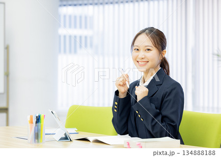 女子高生　勉強 134888188