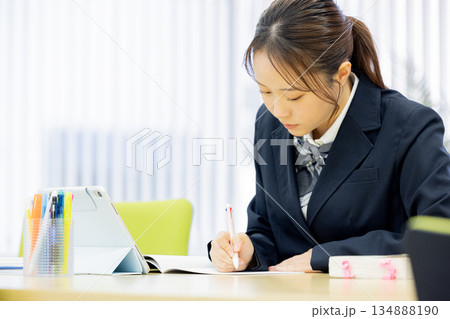 女子高生 勉強 女子高生 勉強 134888190
