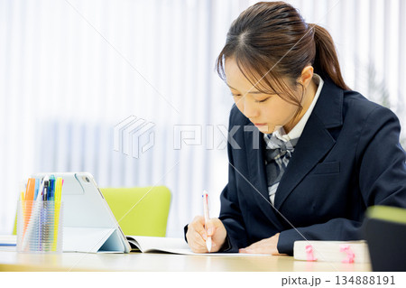 女子高生 勉強 女子高生 勉強 134888191