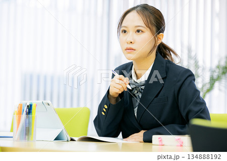 女子高生 勉強 女子高生 勉強 134888192