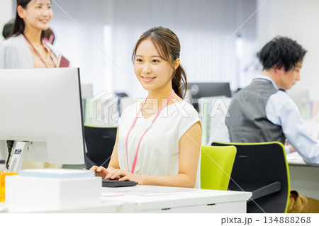 オフィスで働く女性 134888268