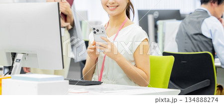 オフィスでスマホを操作する女性 オフィスでスマホを操作する女性 134888274