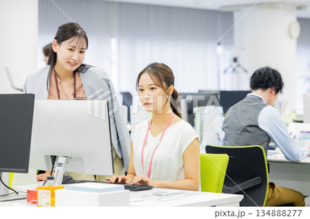 オフィスで働く人々 134888277