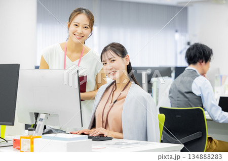 オフィスで働く女性 134888283