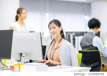 オフィスで働く女性 134888288