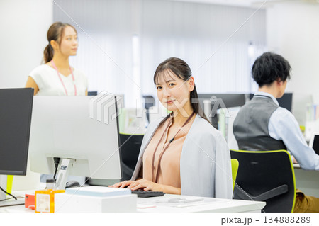 オフィスで働く女性 オフィスで働く女性 134888289